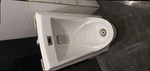 일산서구 일산동 하수구막힘 배수구 주변과 물 빠짐 상태를 확인하는 모습