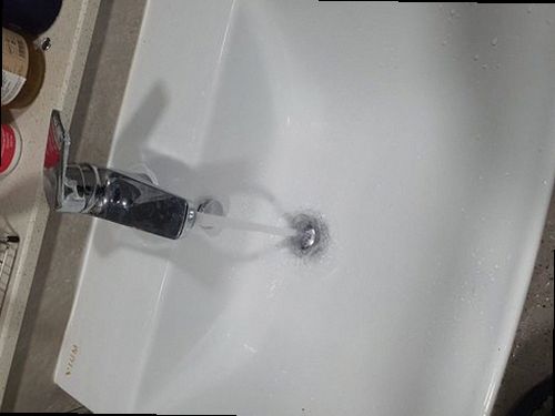 일산서구 하수구막힘 배관 세척 후 물을 흘려 통수 상태를 확인하는 과정